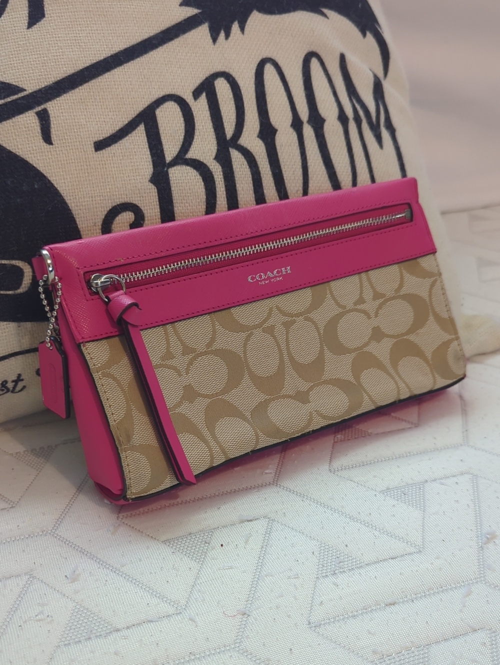 COACH Signature Canvas Wristlet with Hot Pink Trim Wallet - CUTE! - Picture 2 of 4